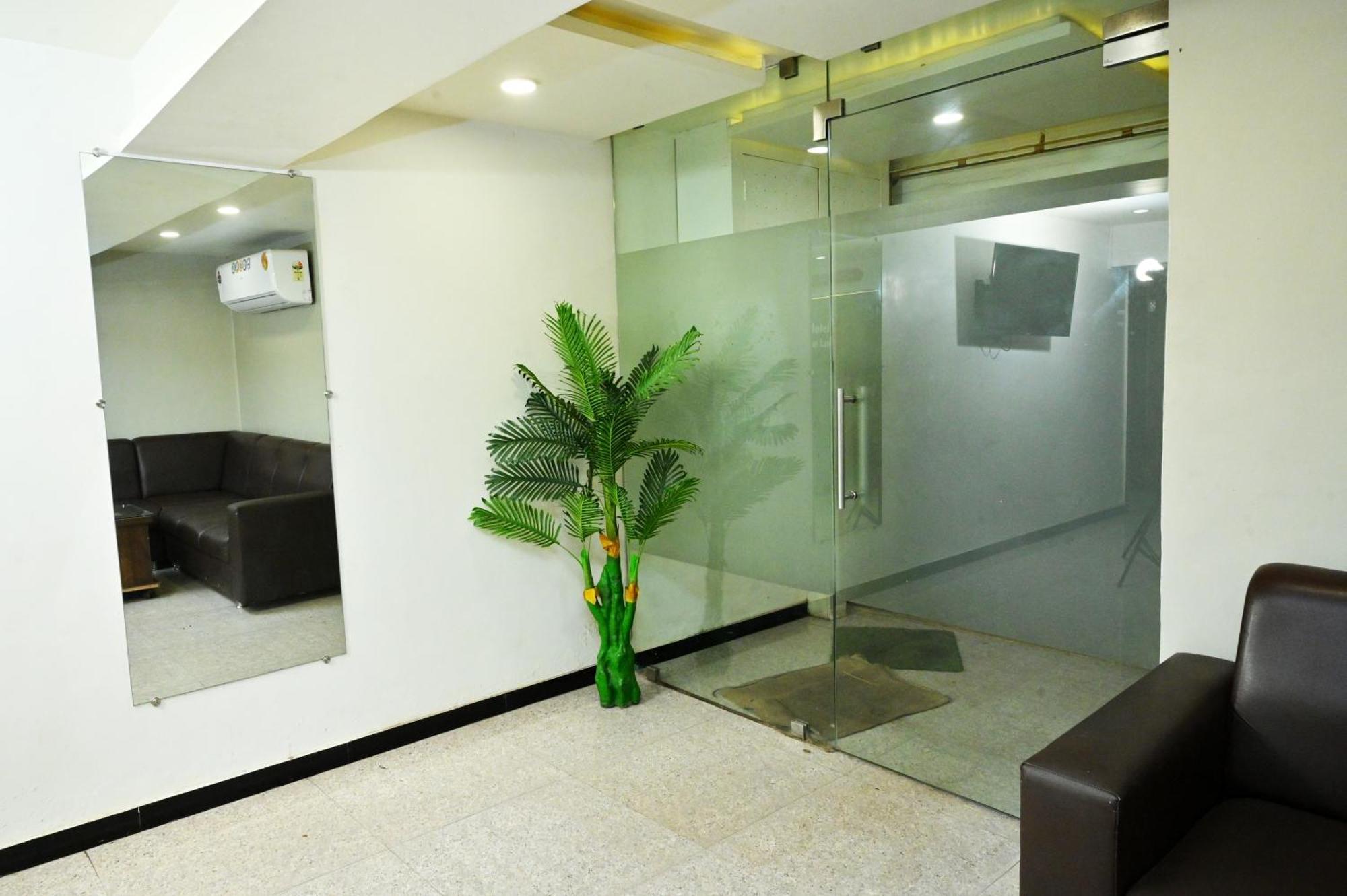 Hotel Blue Leaf Rajkot Luaran gambar