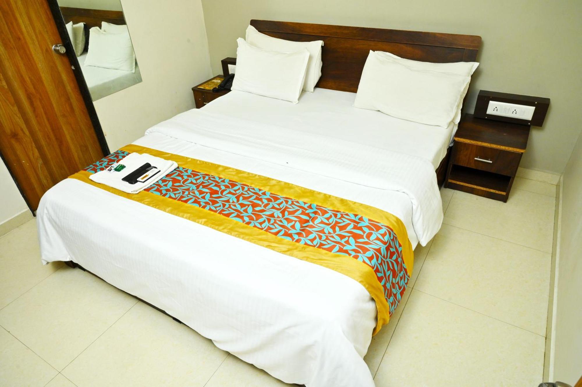 Hotel Blue Leaf Rajkot Luaran gambar