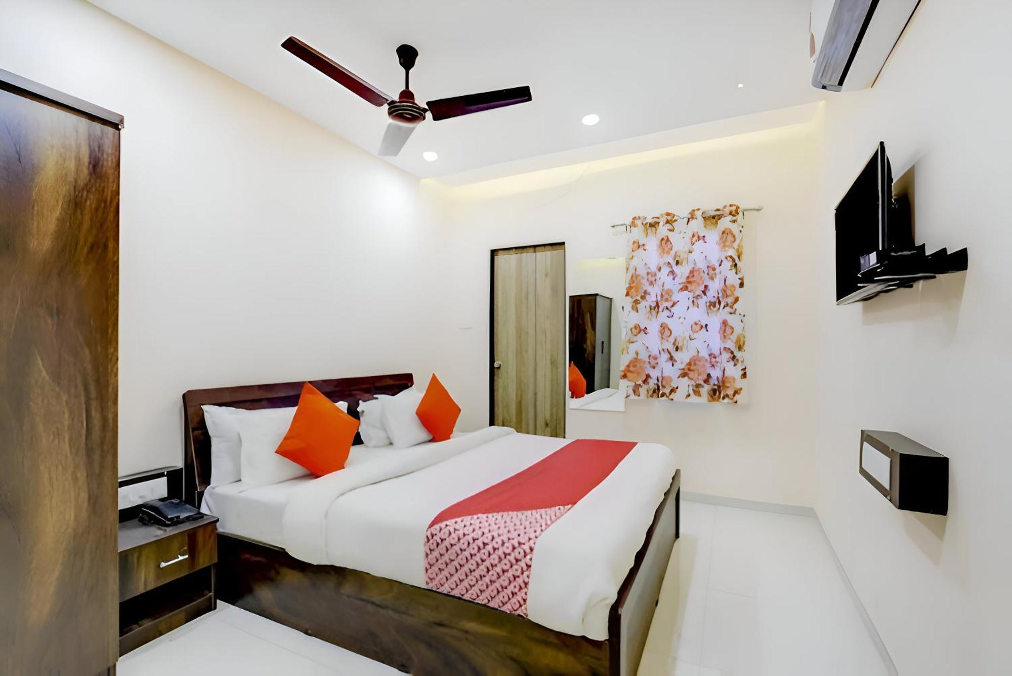 Hotel Blue Leaf Rajkot Luaran gambar